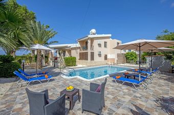 Coral Bay Villa With Pool