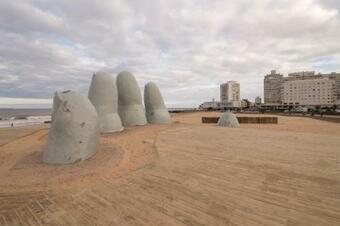 Apartamento Edificio Punta Del Este, Frente A Los Dedos Y Sobre Calle Gorlero